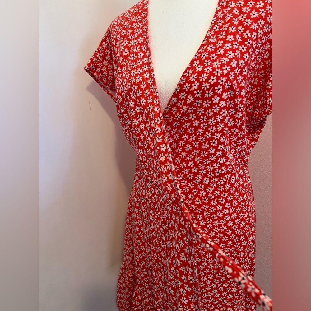 Red and white floral wrap dress - Picture 8 of 13